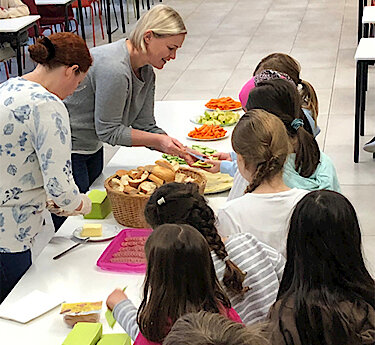 Grundschule am Gernerplatz –  Frühstückshelferinnen und -helfer gesucht 